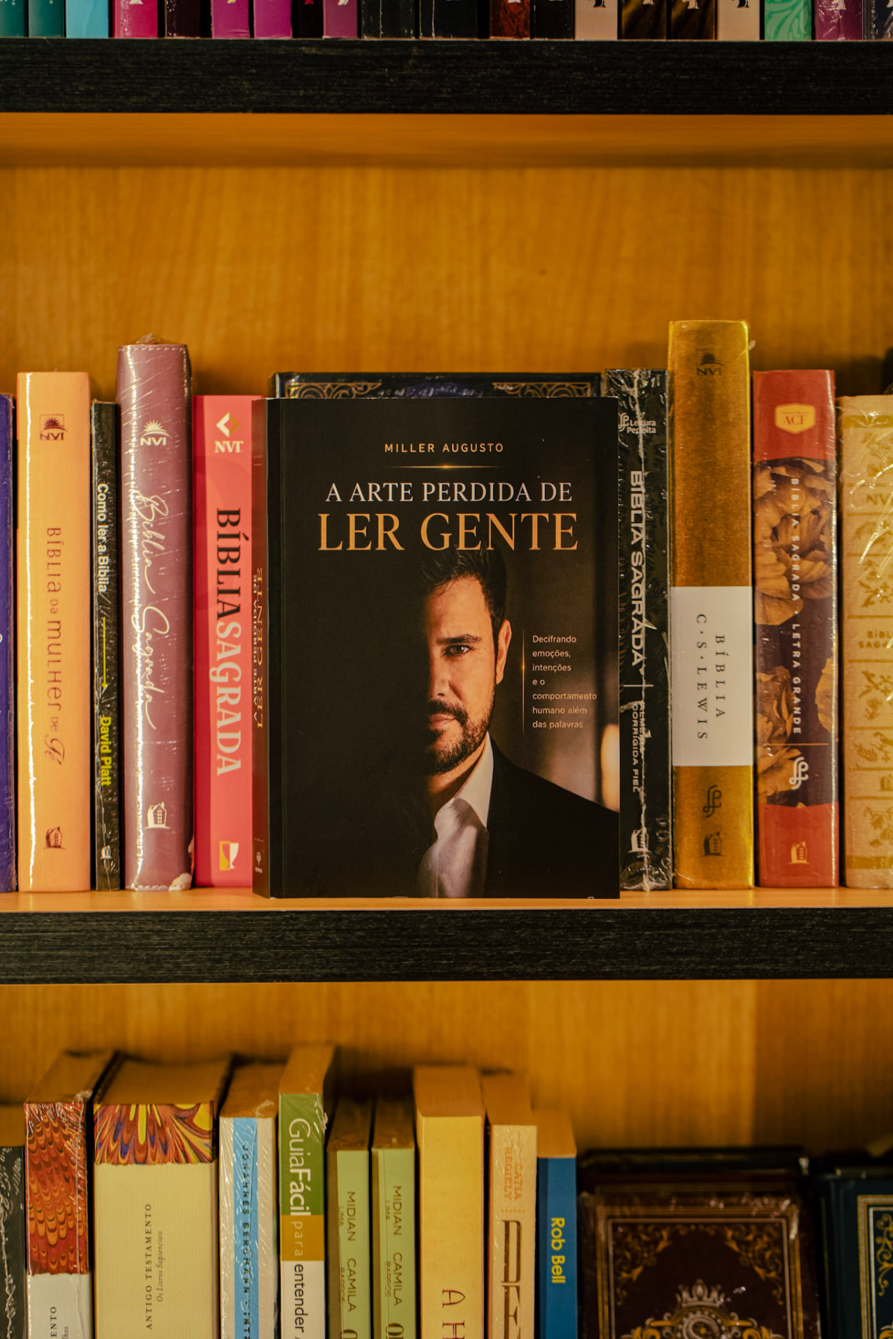 O livro A Arte Perdida de Ler Gente na prateleira da livraria