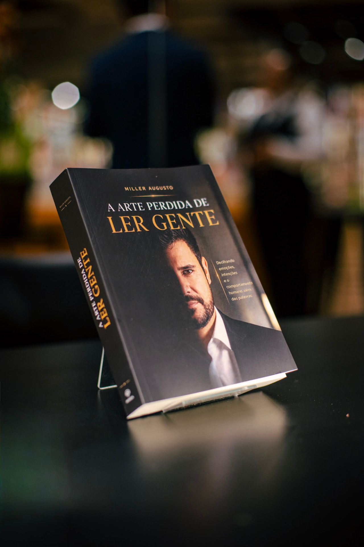 Livro A Arte Perdida de Ler Gente exposto em mesa durante o lançamento